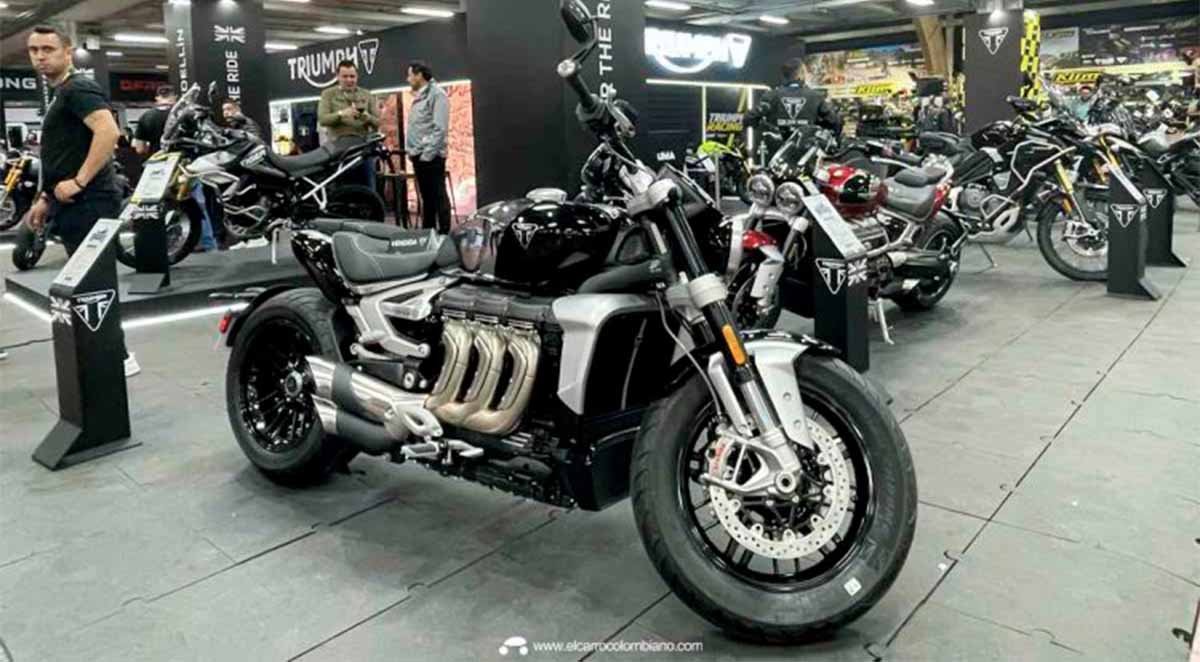 Motociclista utilizando casco y equipamiento de protección para promover la conducción segura.