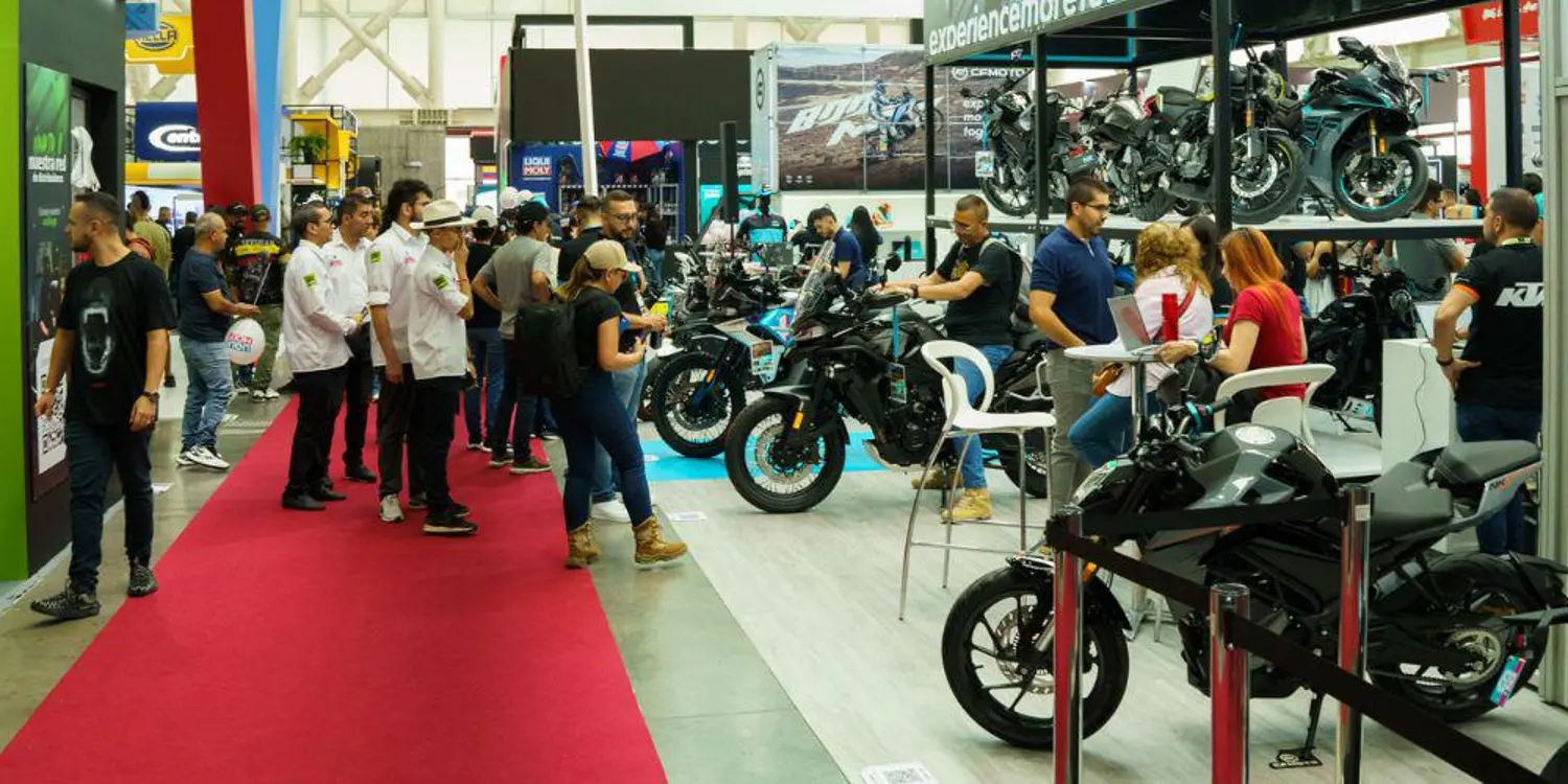Motociclista utilizando casco y equipamiento de protección para promover la conducción segura.